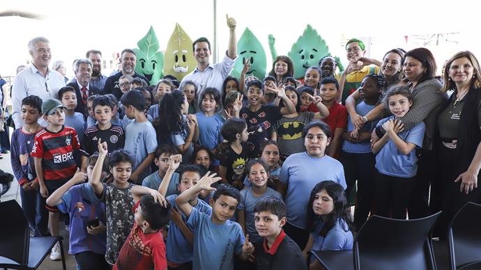Prefeito em Exercício Eduardo Pimentel, acompanhado da secretária do meio ambiente, Marilza Dias, do administrador da regional, Marcelo Ferraz Cesar e vereadores, entrega composteiras domésticas na Regional do Tatuquara.
Curitiba, 07/11/2023.
Foto: José Fernando Ogura/SMCS