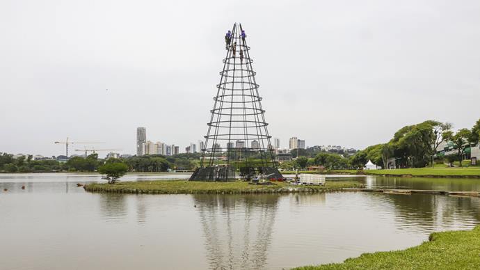 Árvore do Natal de Curitiba ganha forma no parque Barigui. Curitiba, 09/11/2023. Foto: Hully Paiva/SMCS