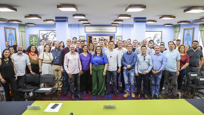 O prefeito em exercício, Eduardo Pimentel, acompanhado do secretário da Região Metropolitana, Leverci Silveira Filho e prefeitos da Região Metropolitana de Curitiba, no Encontro do Programa de Extensão Universitária (ProEx). Curitiba, 10/11/2023. Foto: Hully Paiva/SMCS