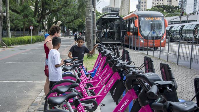 Curitibanos adotam bikes compartilhadas como opção de transporte sustentável. Curitiba, 13/11/2023
Foto: Levy Ferreira/SMCS