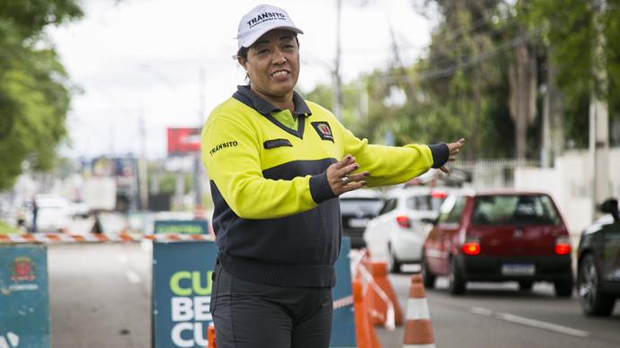 Agente da Setran orienta o trânsito. 
Foto: Pedro Ribas/SMCS