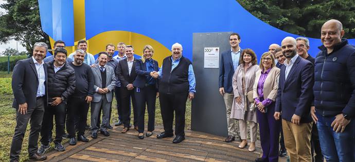 Prefeito Rafael Greca acompanhado da embaixadora da Suécia no Brasil, Karin Wallensteen, do presidente da Volvo Ônibus, André Marques, do conselheiro da embaixada da Suécia, Jonas Motpaz, da secretária de Meio Ambiente, Marilza Dias, vereadores e outras autoridades, inaugura a Praça da Suécia em Curitiba.
Curitiba, 28/11/2023.
Foto: José Fernando Ogura/SMCS