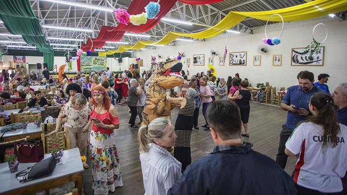 1600 idosos são esperados no Baile da Melhor Idade de Curitiba, que coroa reis e rainhas com música ao vivo e muita dança nesta quarta-feira. Foto: Ricardo Marajó/SMCS