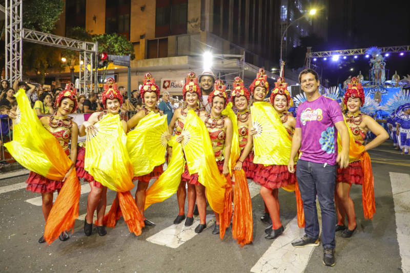 Vice-prefeito e secretário das Cidades, Eduardo Pimentel, participa do desfile das escolas de samba na Marechal Deodoro. Curitiba, 10/02/2024. Foto: Hully Paiva/SMCS