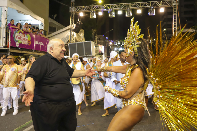 O prefeito Rafael Greca, participa do desfile das escolas de samba na Marechal Deodoro. Curitiba, 10/02/2024. Foto: Hully Paiva/SMCS