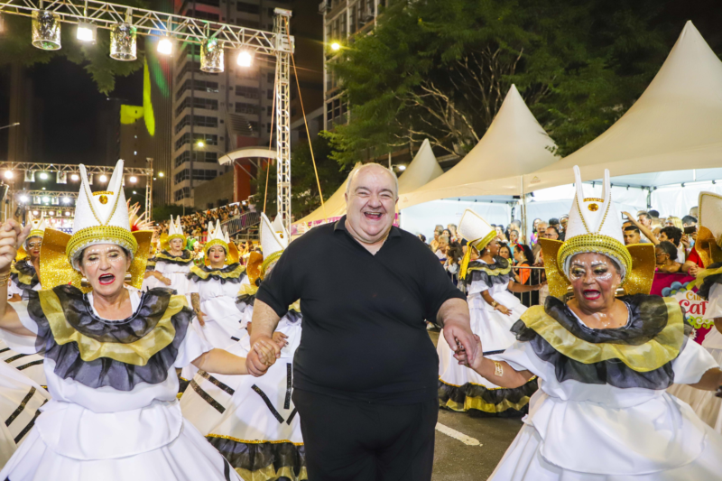 O prefeito Rafael Greca, participa do desfile das escolas de samba na Marechal Deodoro. Curitiba, 10/02/2024. Foto: Hully Paiva/SMCS