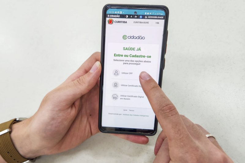 Saiba como acessar o aplicativo Saúde Já, da Prefeitura de Curitiba, utilizando o cadastro único do e-Cidadão.
Foto: Pedro Ribas/SMCS