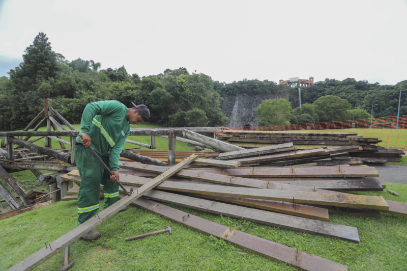 Operários trabalham na reforma de pontes de madeira no Parque Tanguá  - Curitiba, 27/02/2024 - Foto: Daniel Castellano / SMCS
