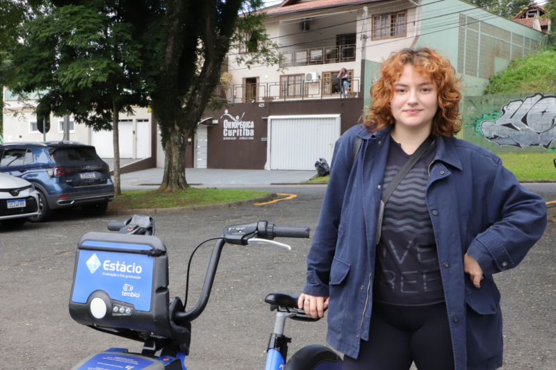 Bicicletas da Tembici auxiliam na garantia de qualidade de vida em Curitiba. Na imagem, Monica Kuwaki. Curitiba, 27/02/2024. Foto: Hully Paiva/SMCS