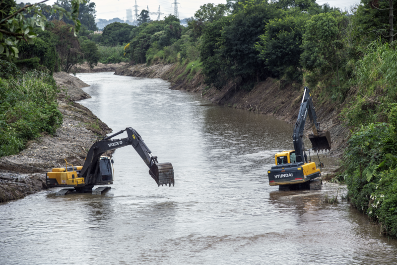 Curitiba avança em limpeza no Rio Barigui