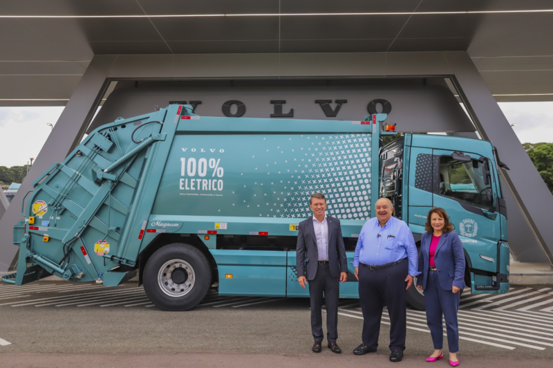 Prefeito Rafael Greca, Secretária de Meio Ambiente Marilza Dias e presidente do Grupo Volvo na América Latina, Wilson Lirmann presentes na apresentação do caminhão elétrico de coleta de lixo da empresa Volvo - Curitiba, 07/03/2024 - Foto: Daniel Castellano / SMCS