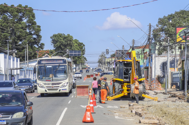 Obras do programa Caminhar Melhor nas calçadas da Rua Erasto Gaertner no bairro Bacacheri - Curitiba, 02/04/2024 - Foto: Daniel Castellano / SMCS