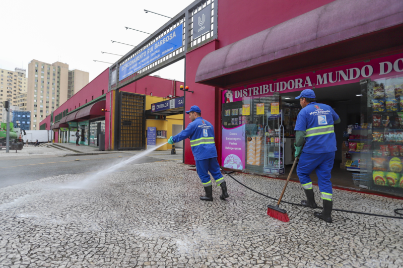 Funcionários de empresa contratada pela Prefeitura fazem a limpeza e varrição na Praça Rui Barbosa  - Curitiba, 26/04/2024 - Foto: Daniel Castellano / SMCS