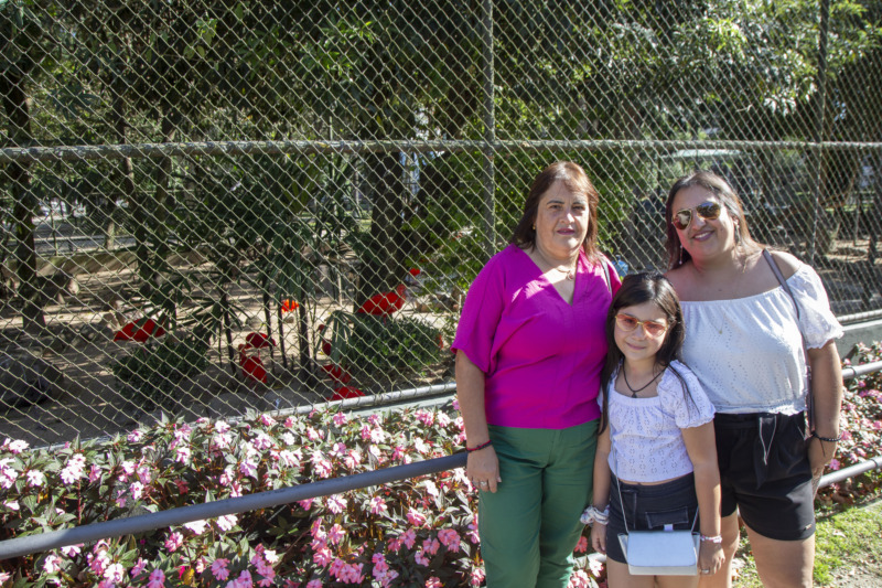 Passeio Público: Parque mais antigo de Curitiba completa 138 anos. Na imagem: Adriana Machado, com a mãe e a neta. Curitiba, 30/04/2024. Foto: Ricardo Marajó/SMCS
